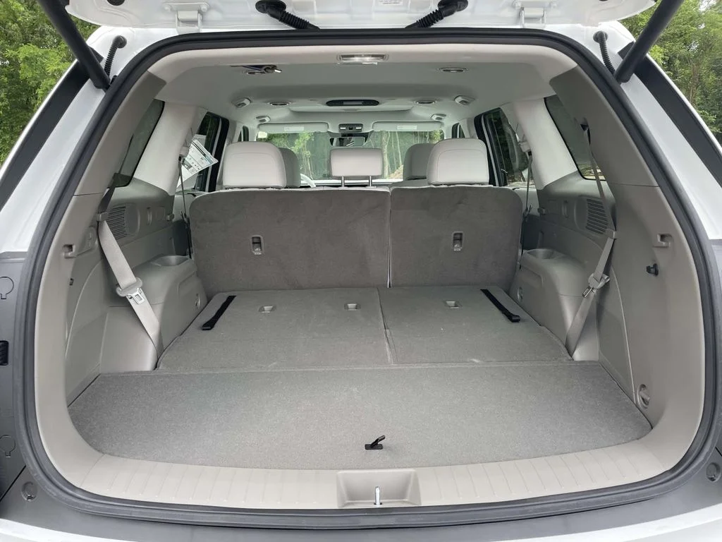 New 2026 White Hyundai SEL Premium image 8