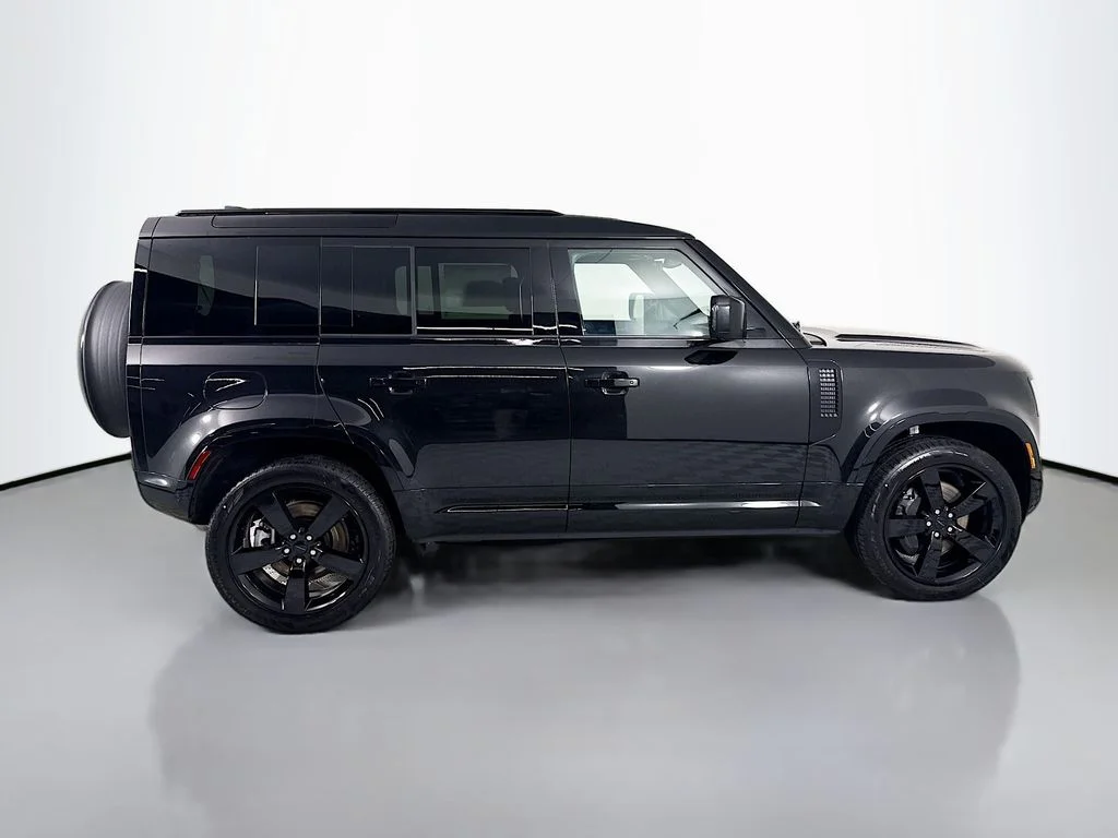 New 2026 Santorini Black Metallic Land Rover X-Dynamic SE image 8