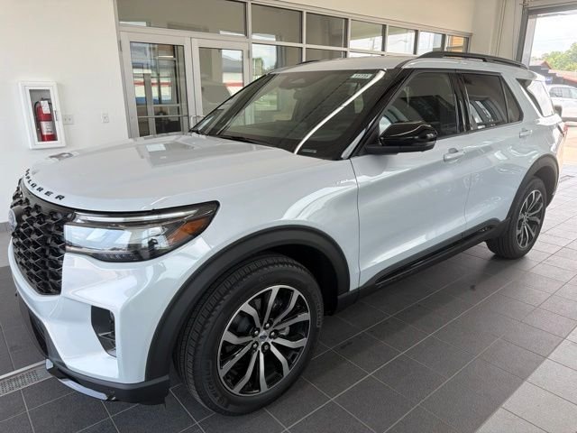 New 2026 Space White Metallic Ford ST-Line image 5