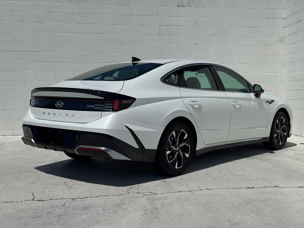 Used 2025 White Hyundai SEL image 12