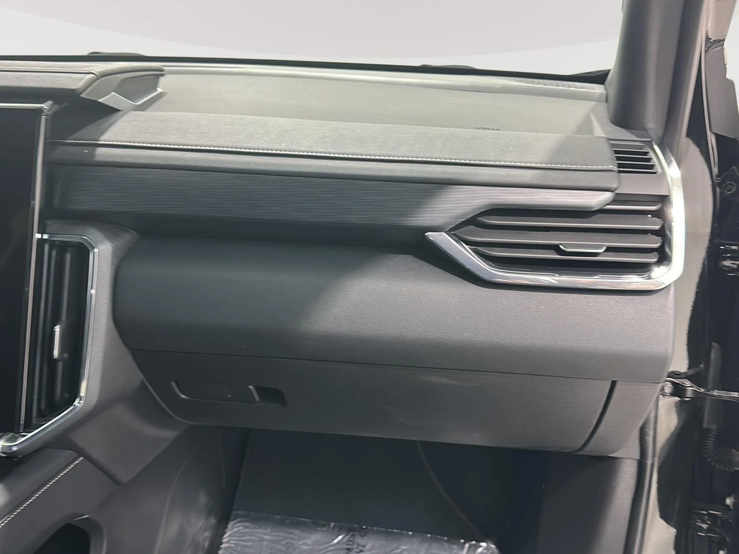 Used 2025 Ebony Twilight Metallic GMC Elevation image 27