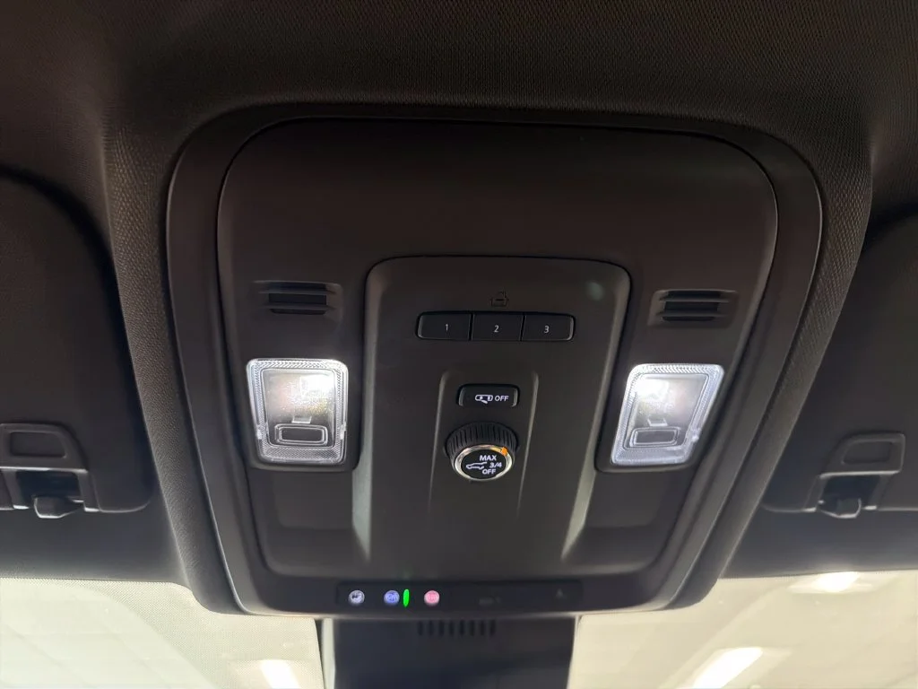 Used 2023 White GMC SLT image 22