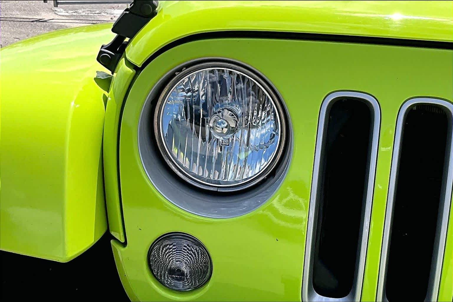 Used 2016 Hypergreen Clearcoat Jeep Sahara image 25