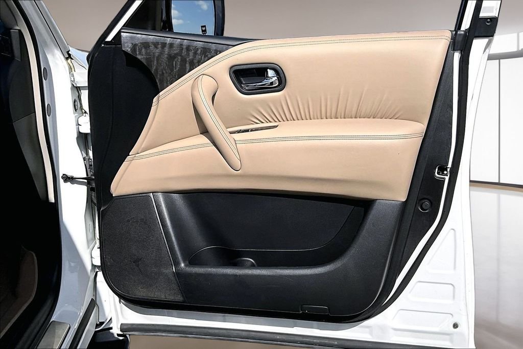 Used 2021 White Nissan Platinum image 19