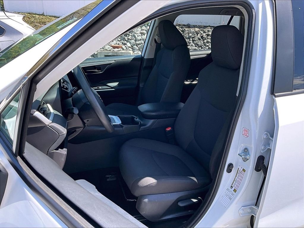 Used 2025 Ice Toyota LE image 10