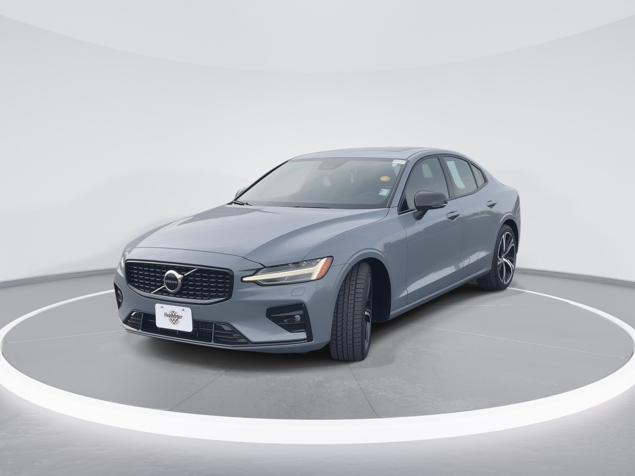 Used 2024 Thunder Grey Metallic Volvo Core Dark Theme image 3