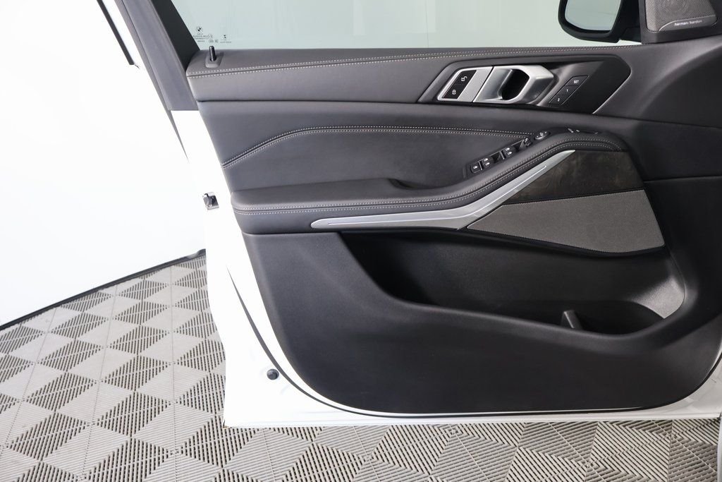 Used 2024 Alpine White BMW sDrive40i image 12