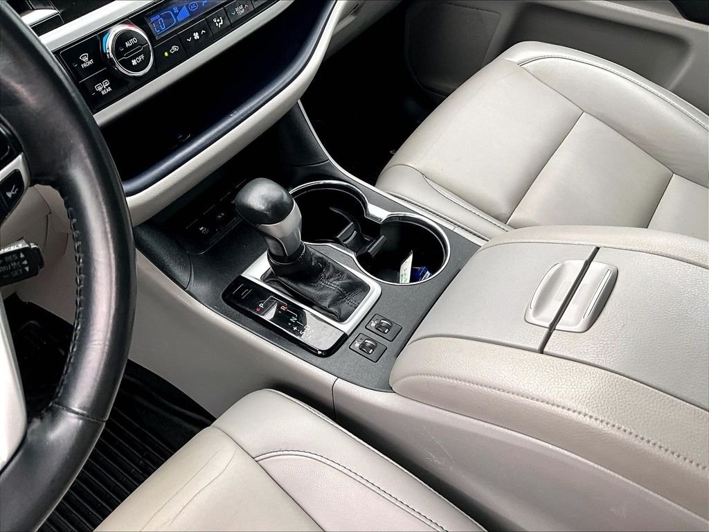 Used 2019 White Toyota XLE image 21