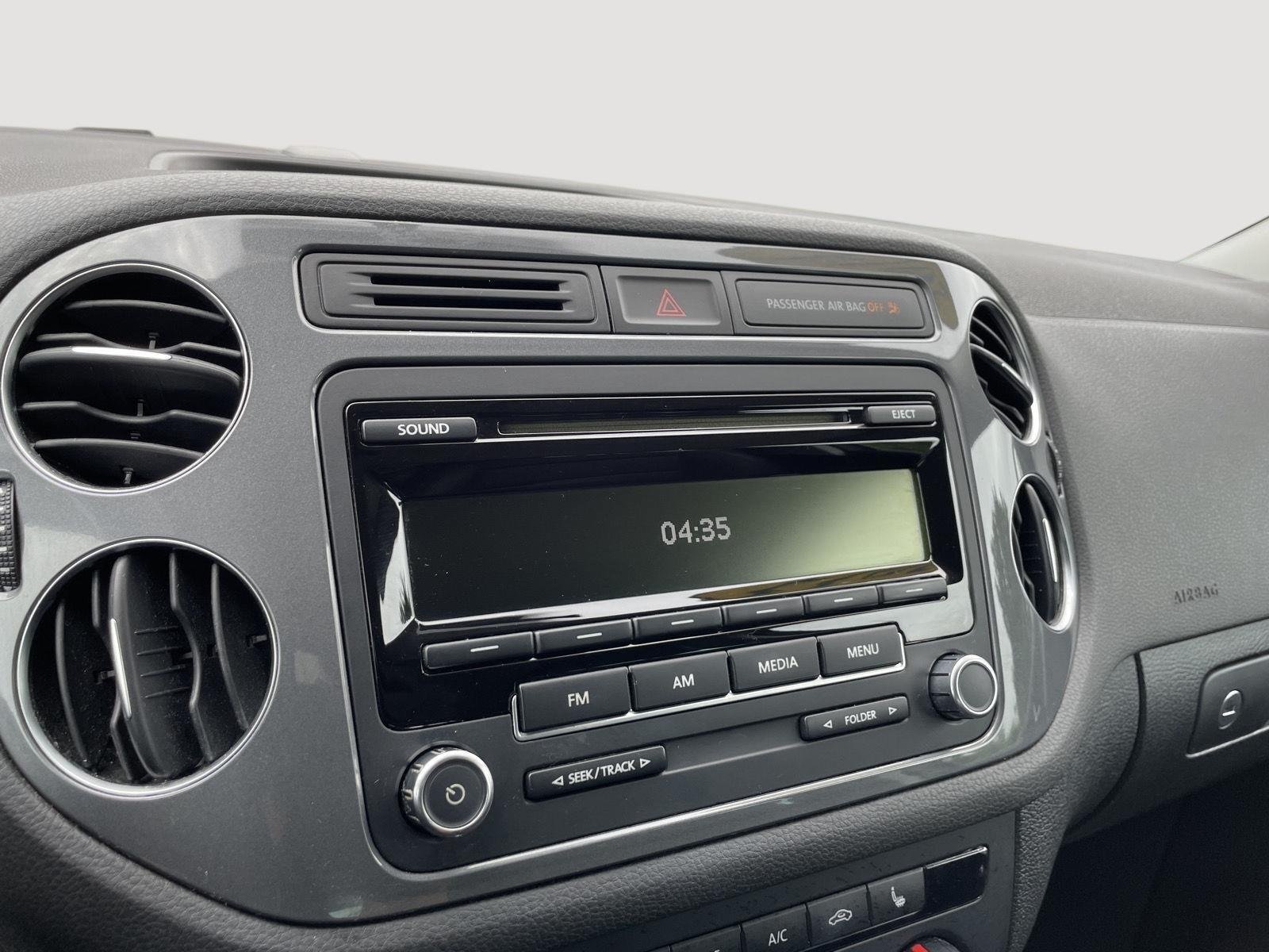 Used 2014 Pepper Gray Metallic Volkswagen SE image 27