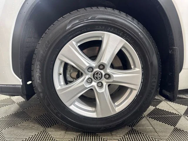 Used 2023 Pearl Toyota LE image 10