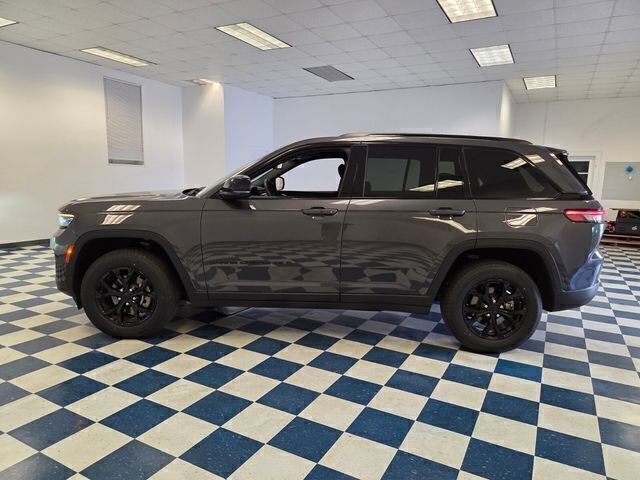 Used 2024 Gray Jeep Altitude image 4
