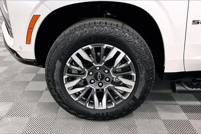 2025 Chevrolet Suburban Z71 - Photo 10