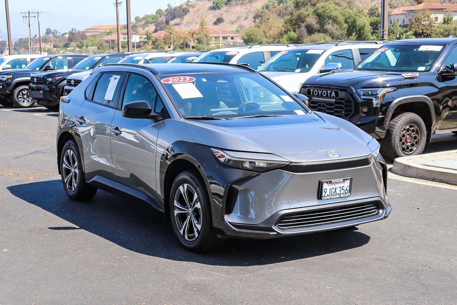 Used 2023  Toyota XLE image 3