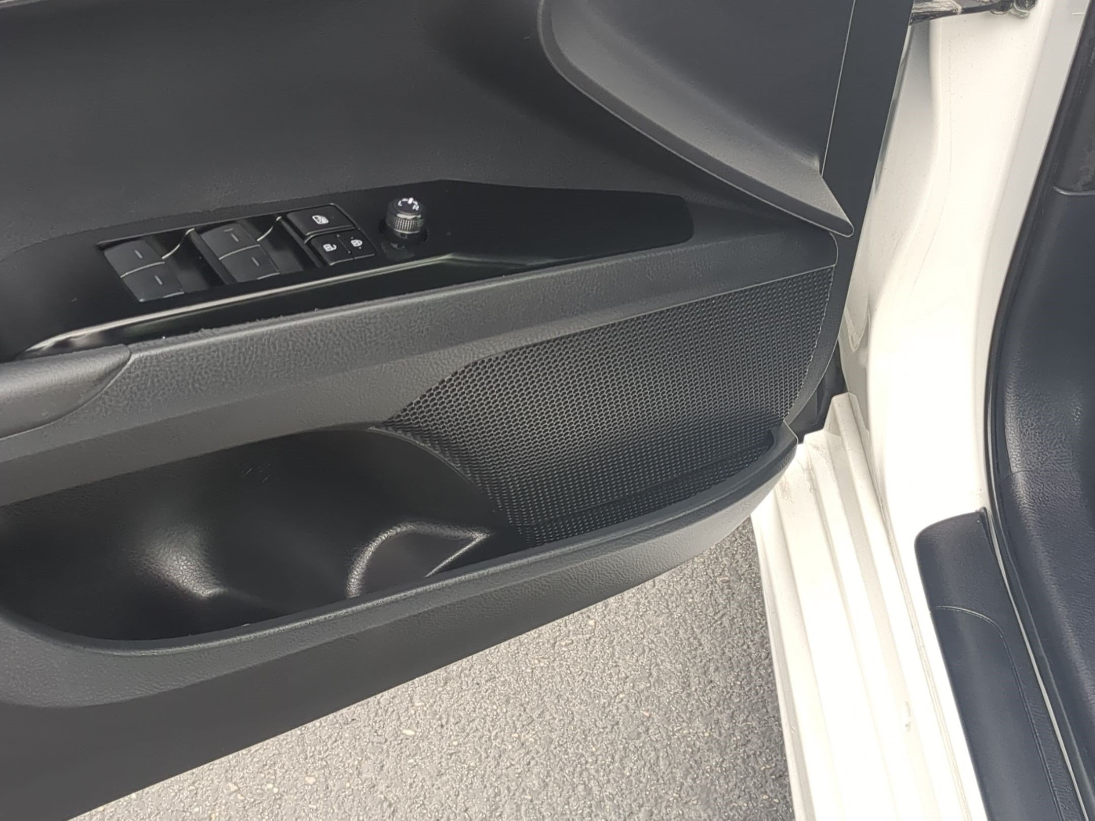 Used 2025 Ice Toyota LE image 15