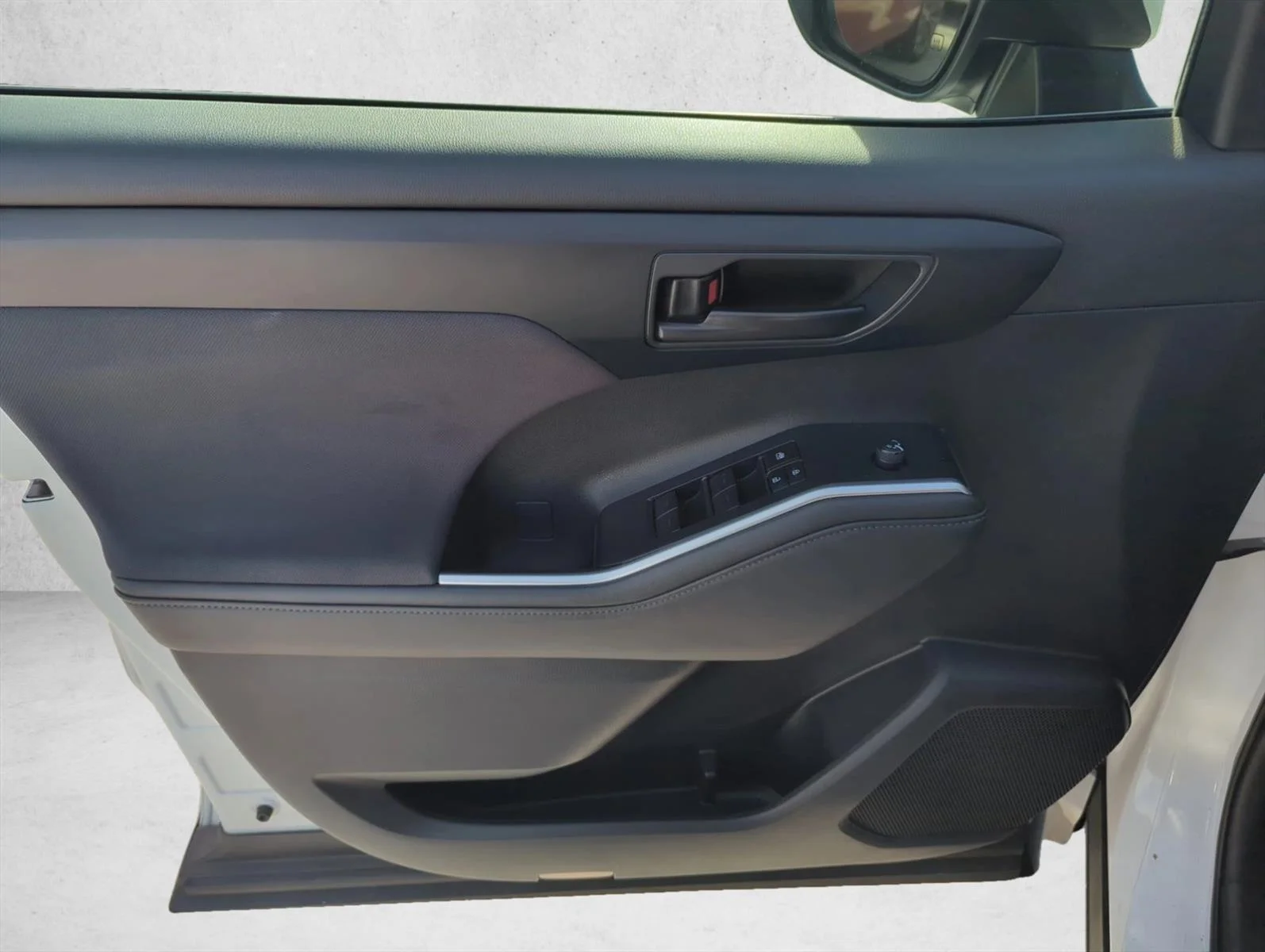 Used 2024 Wind Chill Pearl Toyota LE image 10