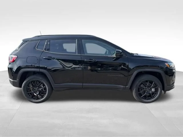 New 2026 Diamond Black Crystal Pearlcoat Jeep Latitude image 8