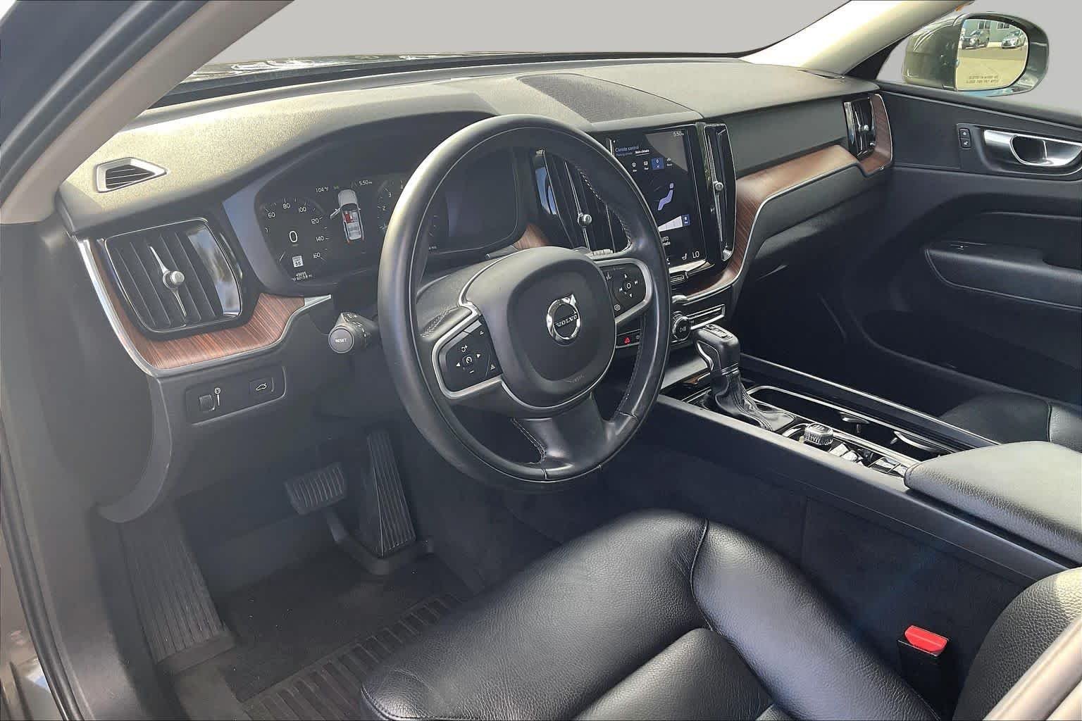 Used 2021  Volvo Momentum image 16