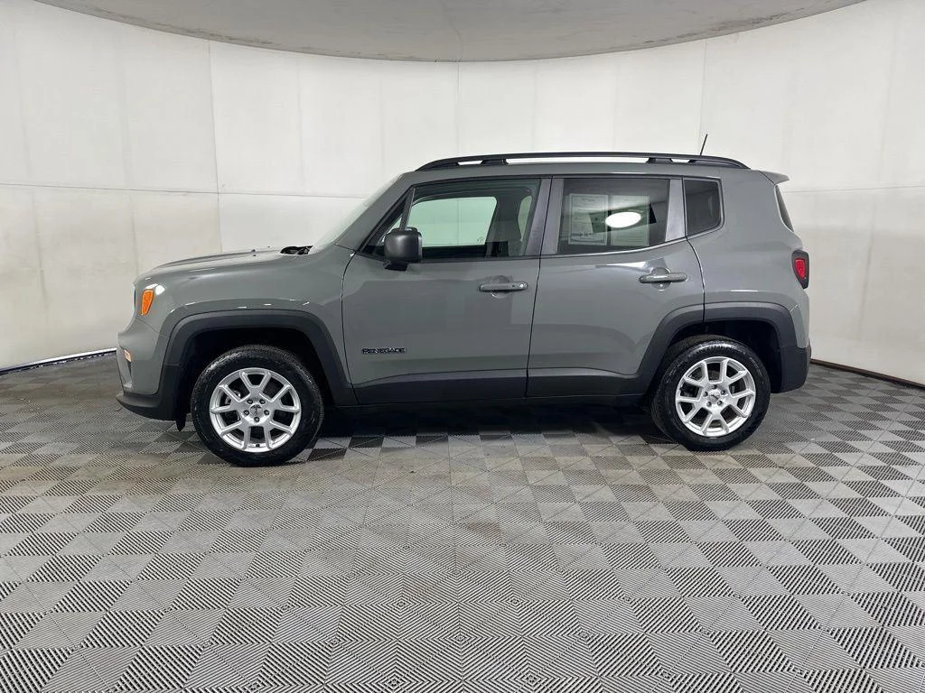 Used 2022 Sting-Gray Clearcoat Jeep Latitude image 17