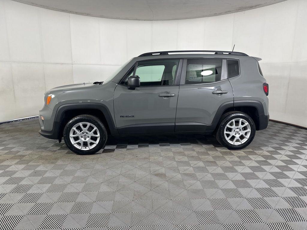 Used 2022 Sting-Gray Clearcoat Jeep Latitude image 17