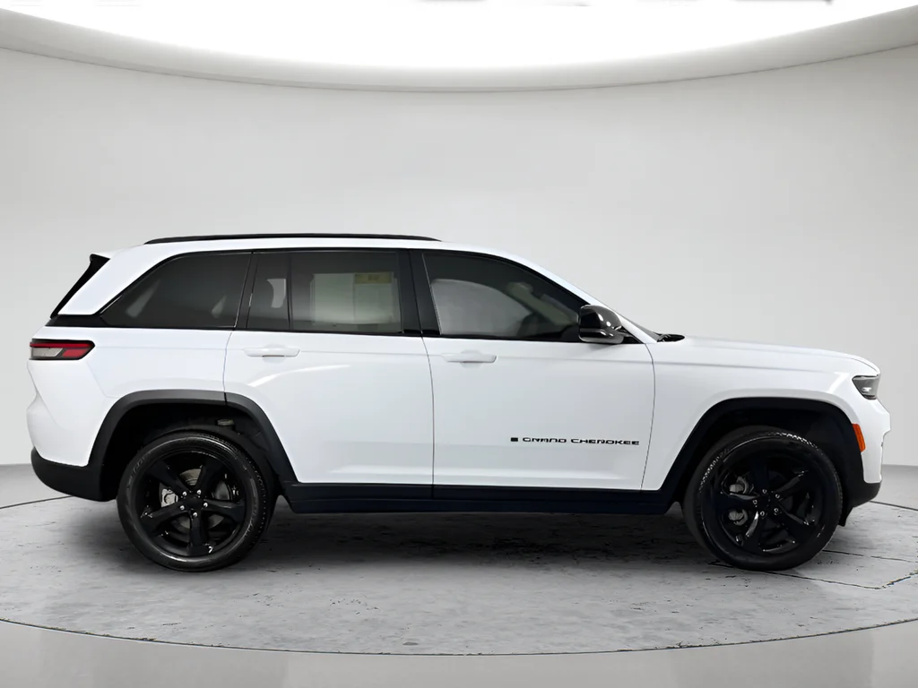 Used 2024 White Jeep Limited image 4