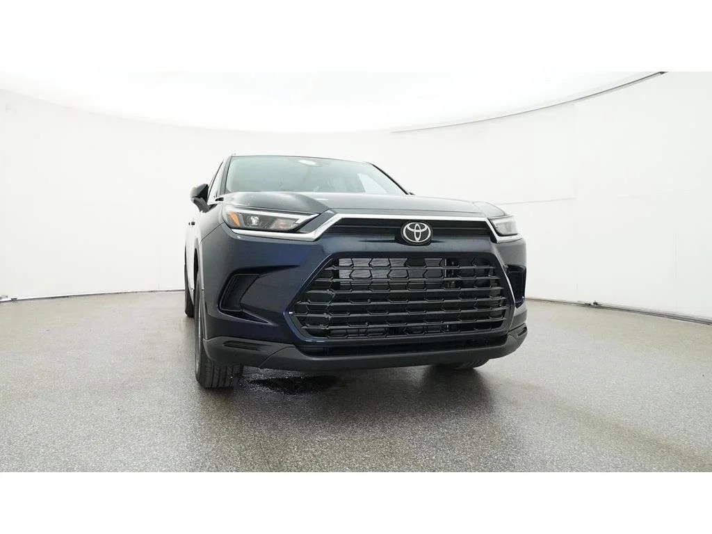 Used 2025  Toyota XLE image 36