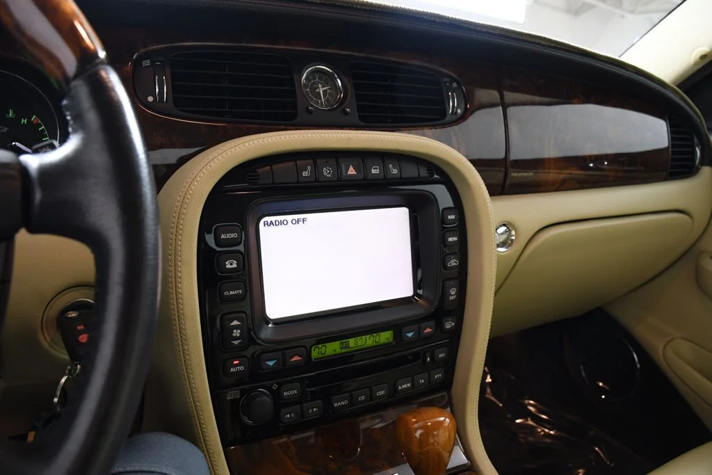 Used 2009 Ebony Jaguar L image 43