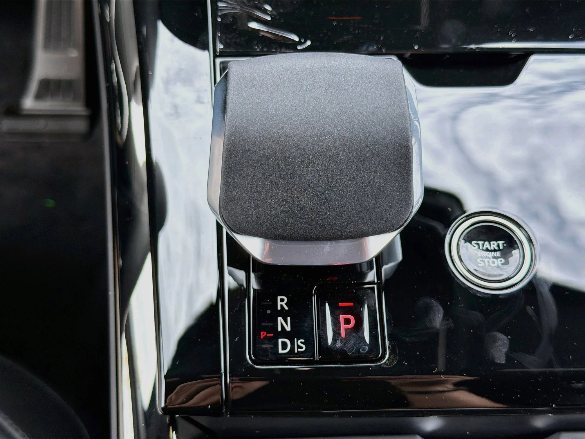 New 2026 Santorini Black Land Rover Dynamic SE image 30