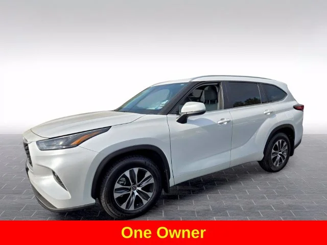 Used 2023 Beige Toyota XLE image 4