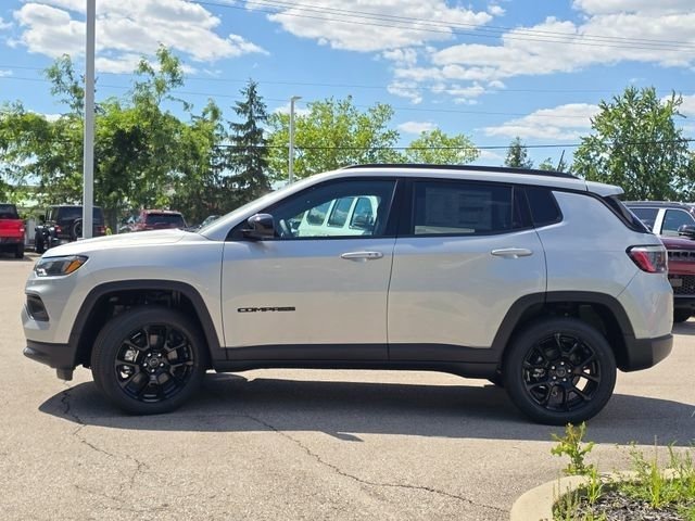 New 2026 Silver Zynith Metallic Clear-Coat Exterior Paint Jeep Latitude image 20