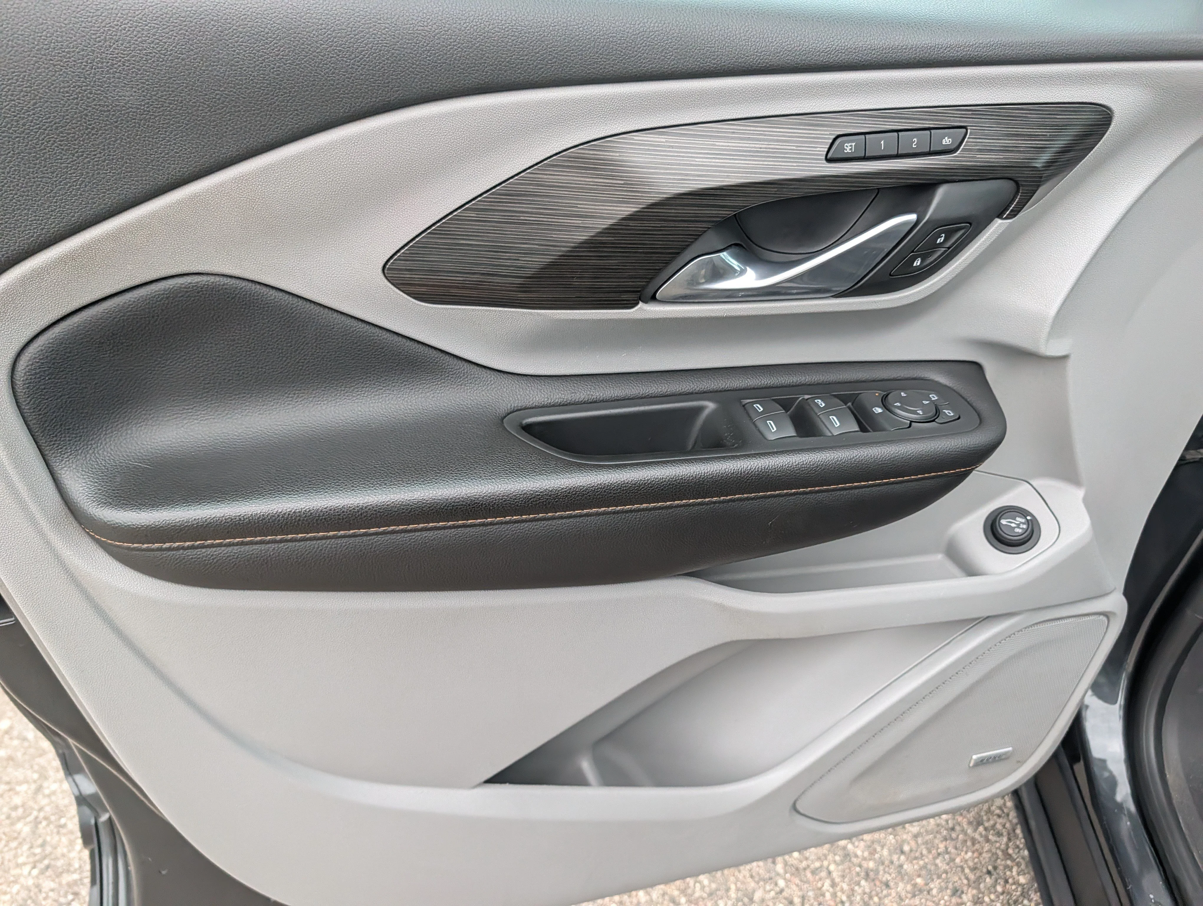 Used 2018 Graphite Gray Metallic GMC SLT image 23