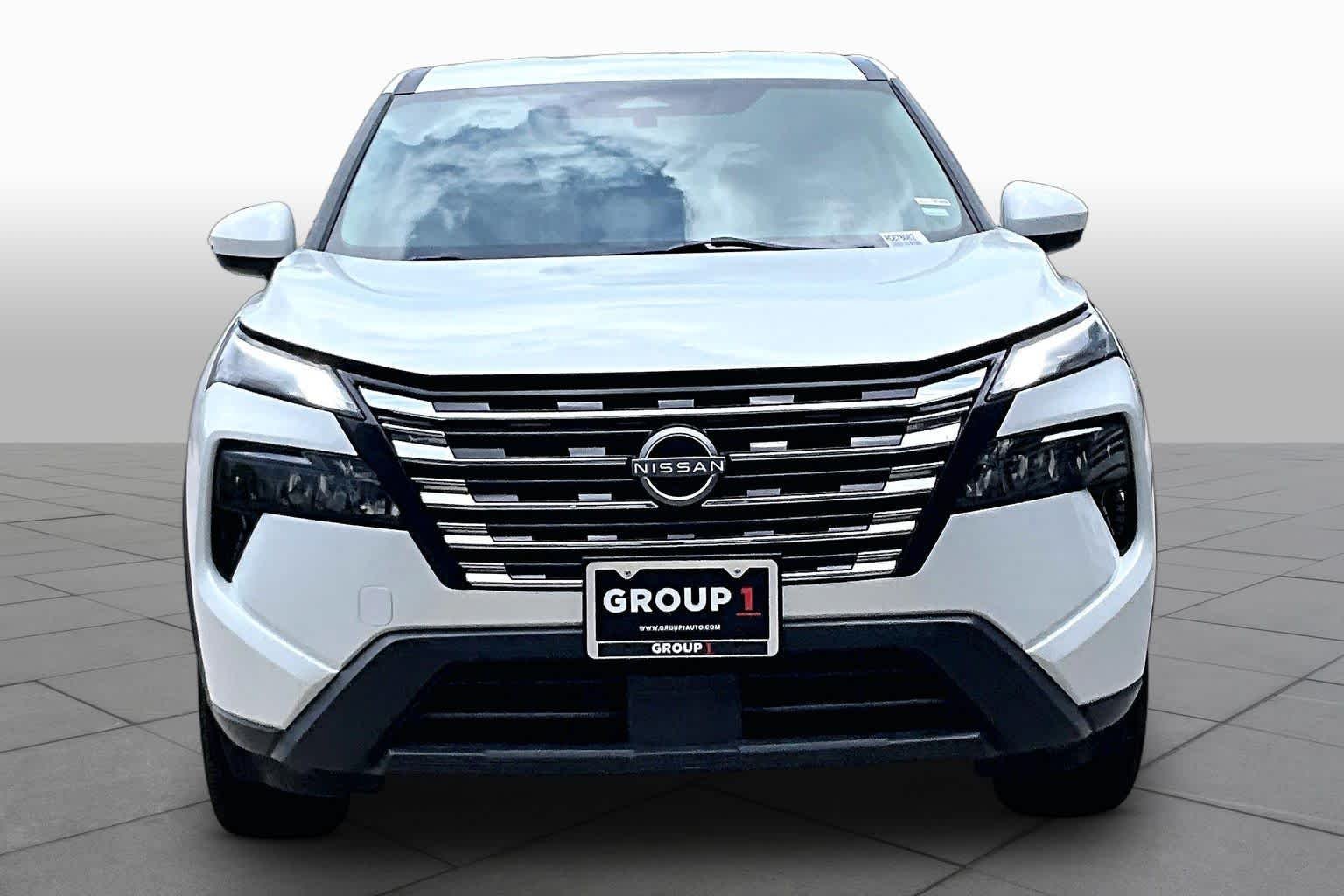 Used 2024 Everest White Pearl Nissan SV image 4
