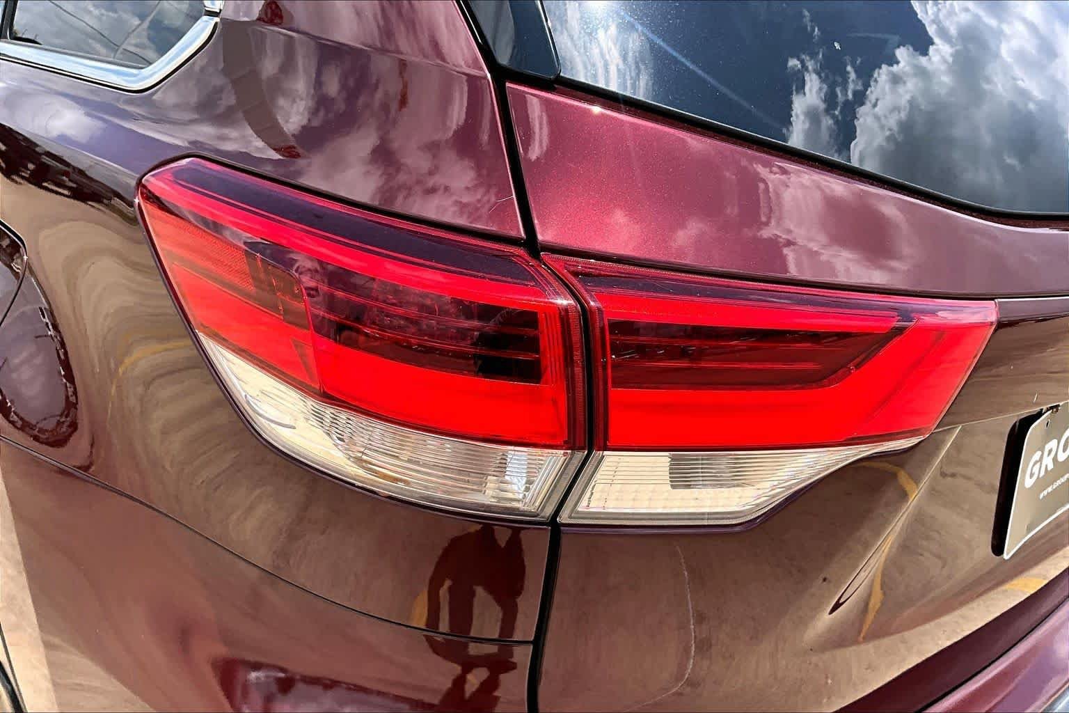 Used 2017 Ooh La La Rouge Mica Toyota XLE image 29