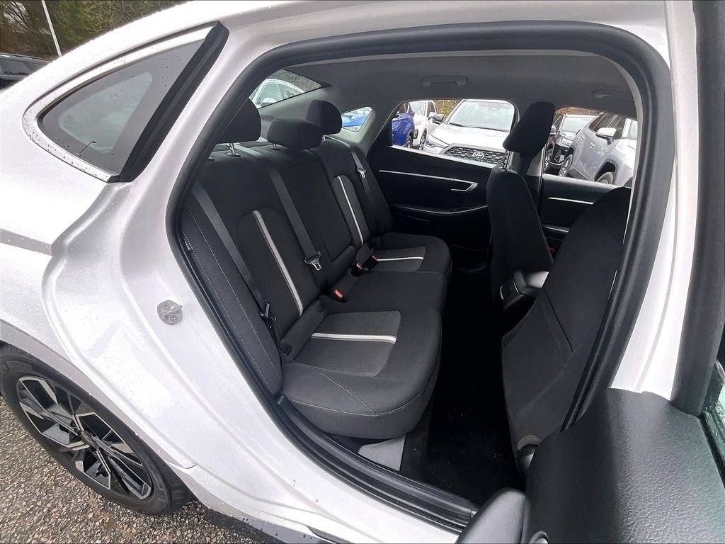 Used 2025 White Hyundai SEL image 15