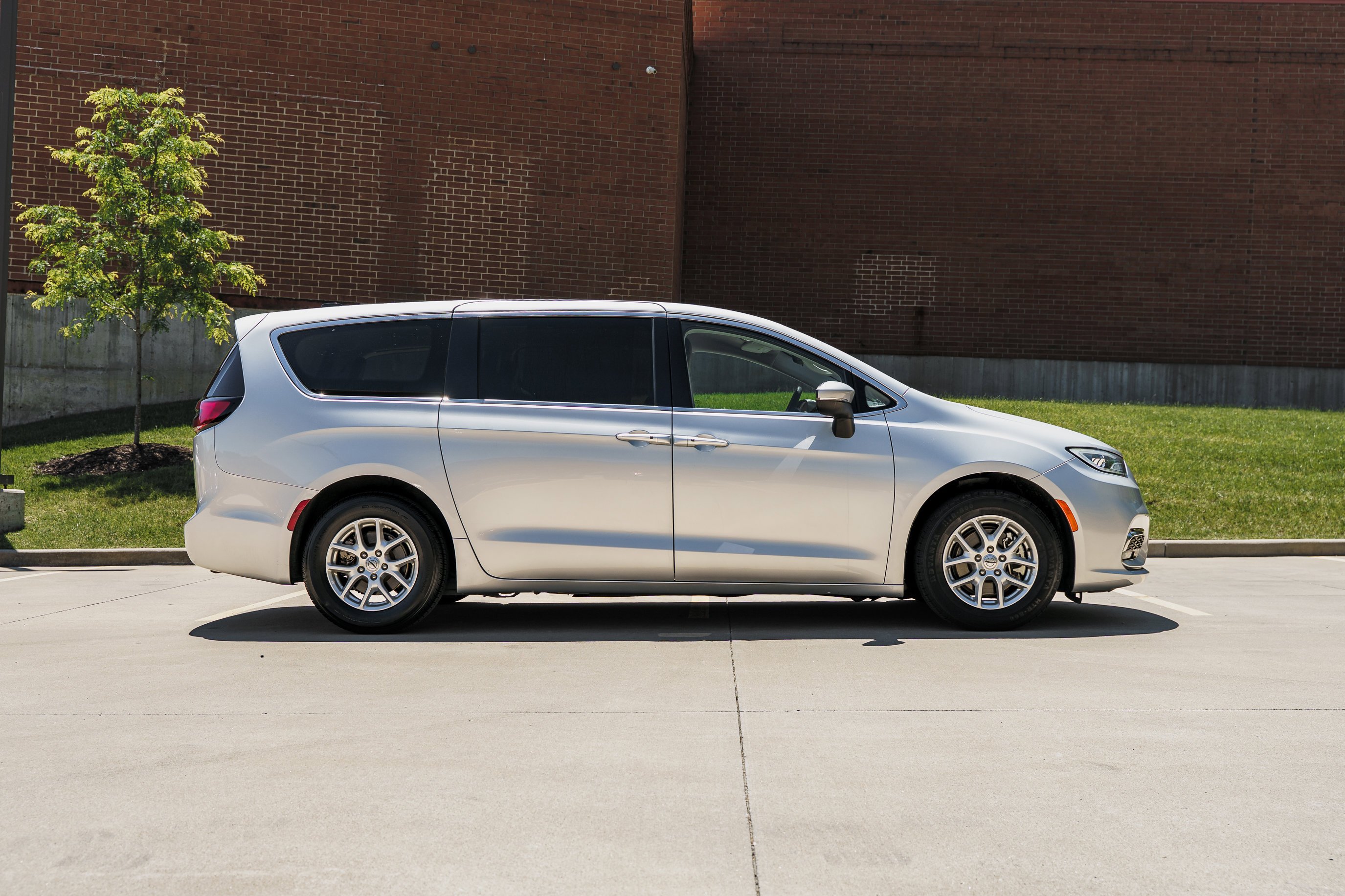 Used 2023 Silver Mist Clearcoat Chrysler Touring L image 3