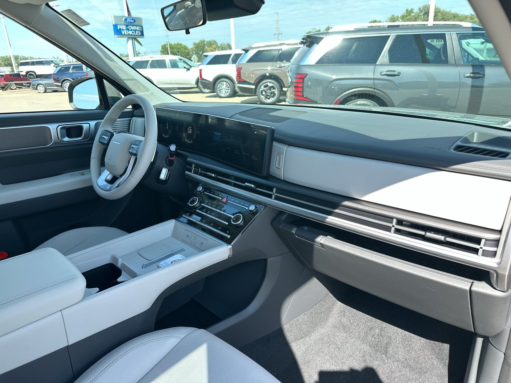 New 2027 Hampton Gray Hyundai SE image 5