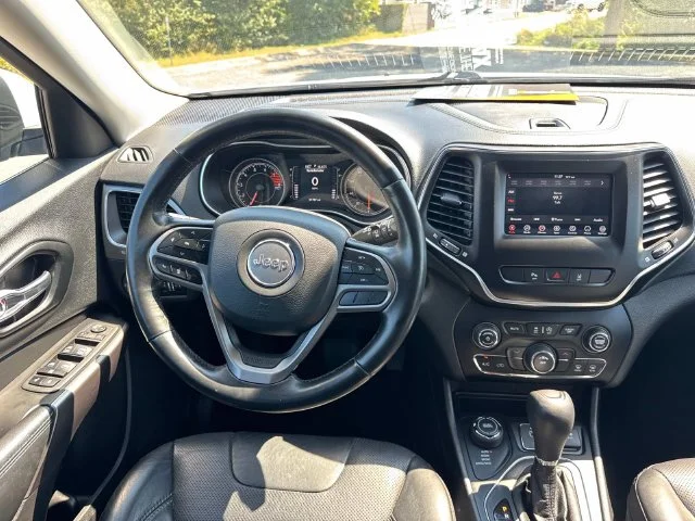 Used 2021 White Jeep Latitude Lux image 18
