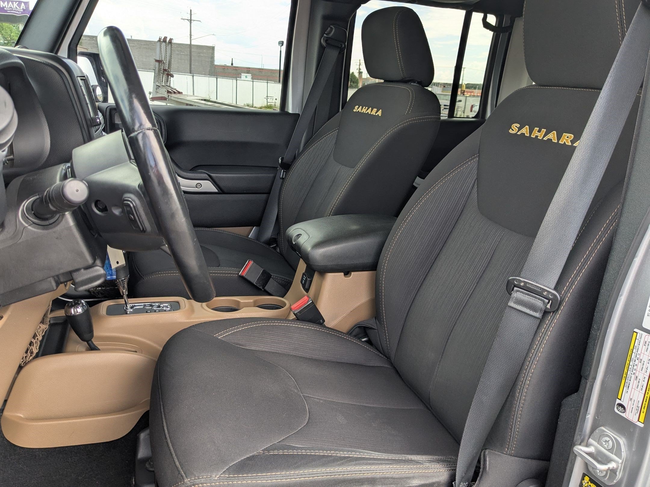 Used 2014 Billet Metallic Clearcoat Jeep Sahara image 27