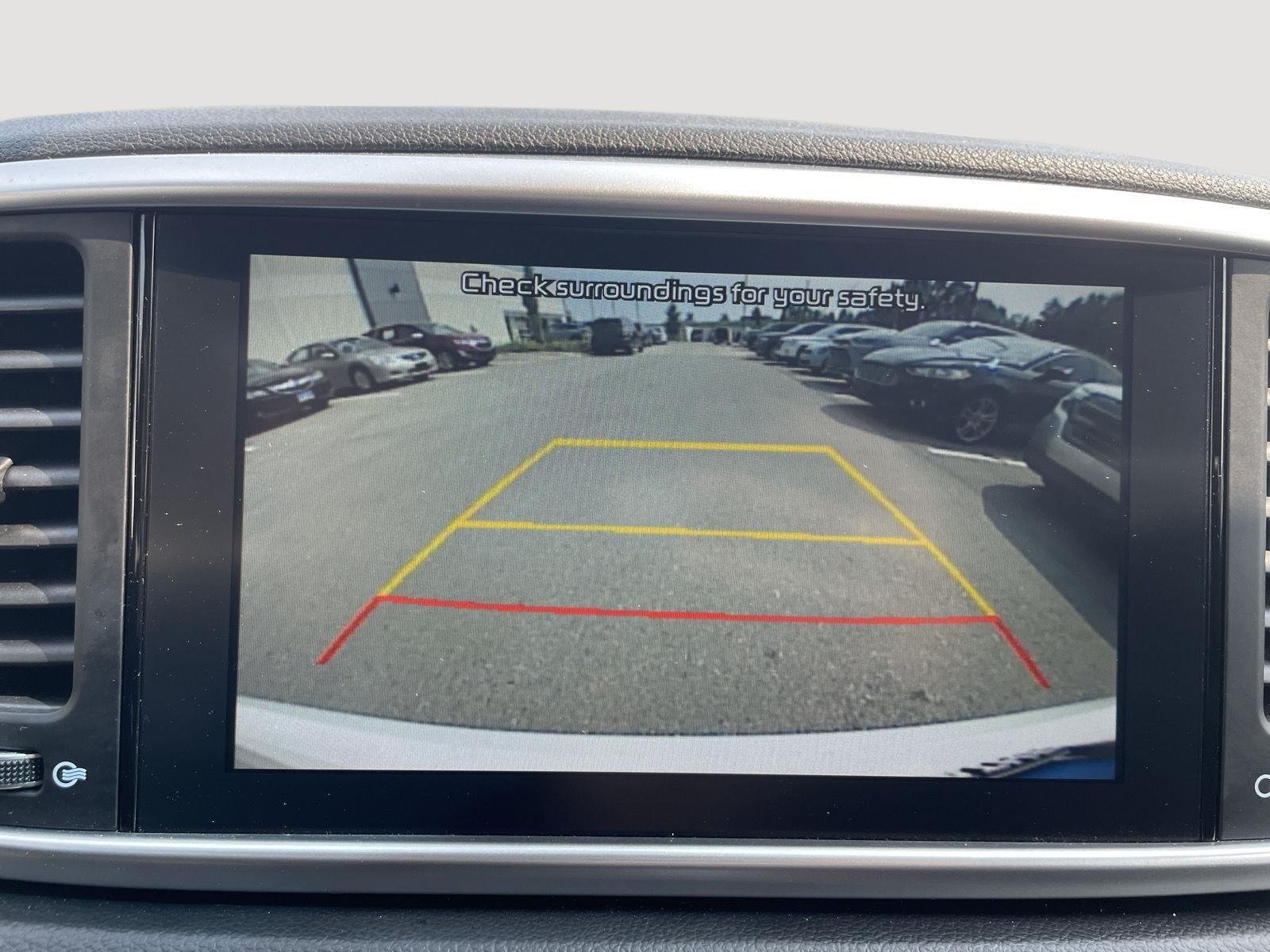 Used 2022 Snow White Pearl Kia LX image 31