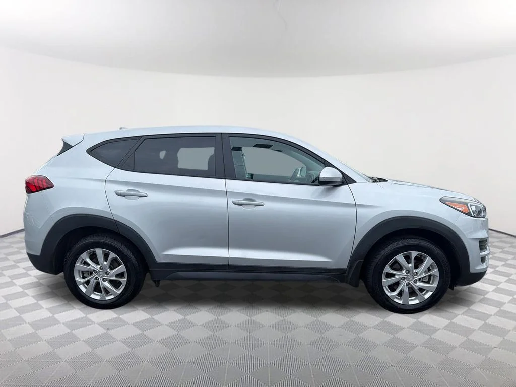 Used 2019 Silver Hyundai SE image 4