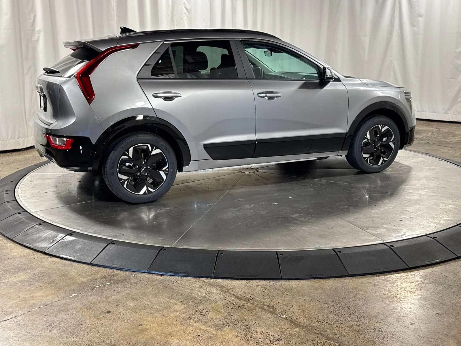 New 2026 Steel Gray Kia Wind image 8