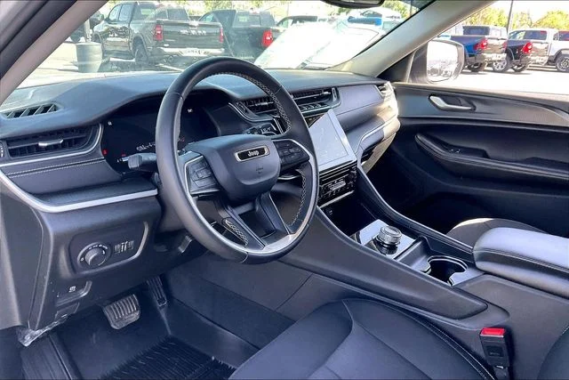 Used 2023 Silver Jeep Laredo image 13