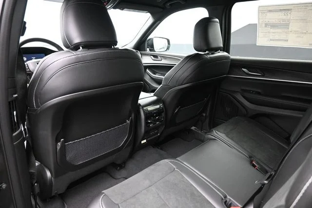 New 2026 Diamond Black Crystal Pearl-Coat Exterior Paint Jeep Altitude image 10