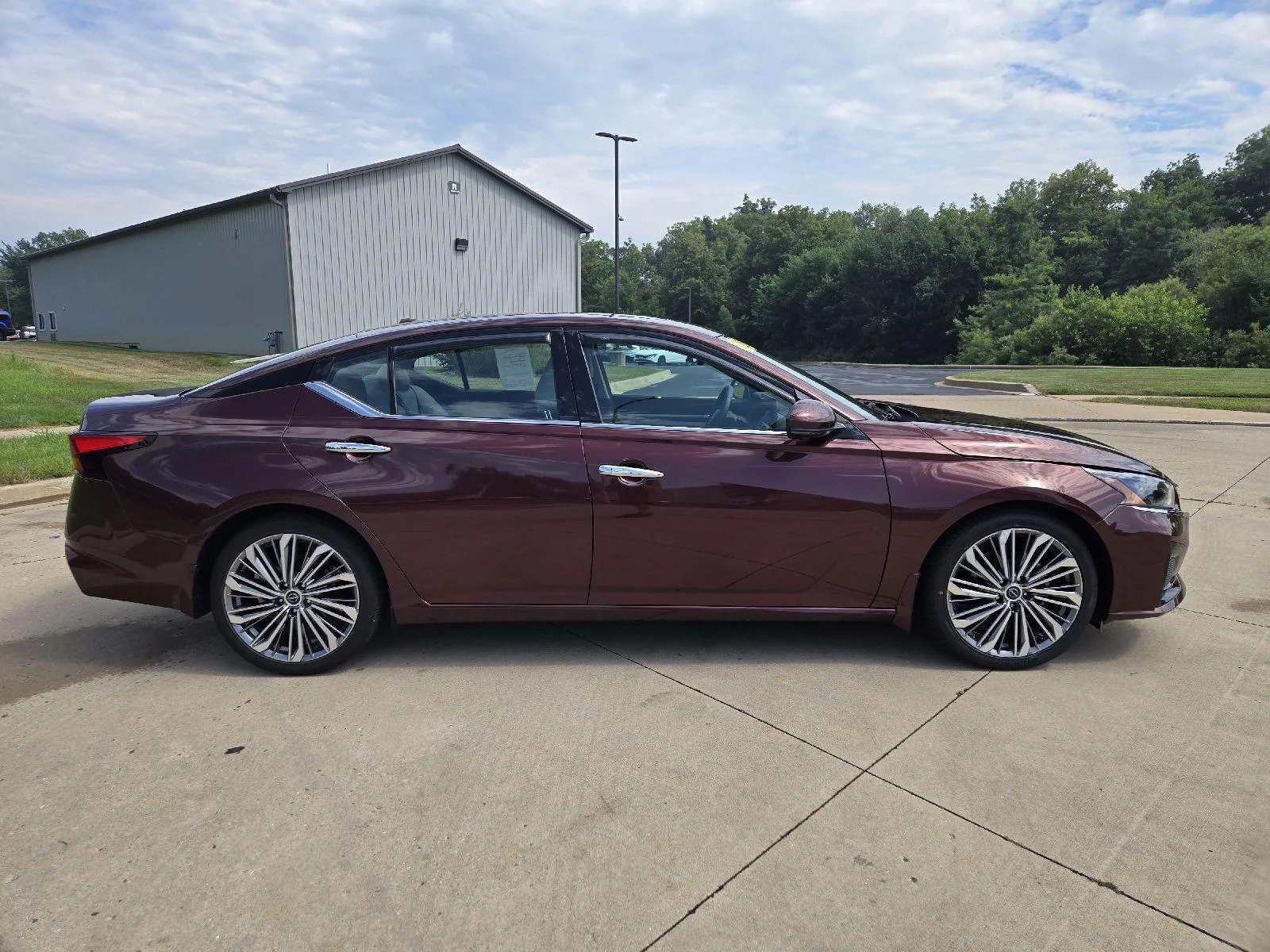Used 2023 Garnet Pearl Metallic Nissan 2.5 SL image 2