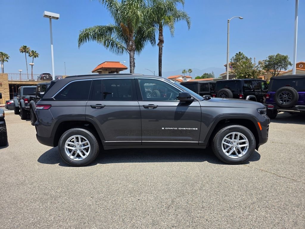 New 2026 Baltic Gray Metallic Clear-Coat Exterior Paint Jeep Laredo X image 3