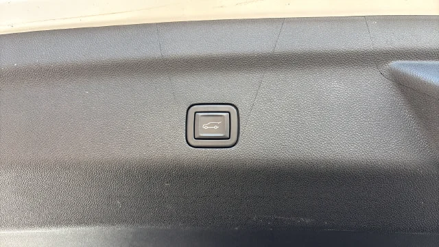 Used 2023 White GMC Denali image 36