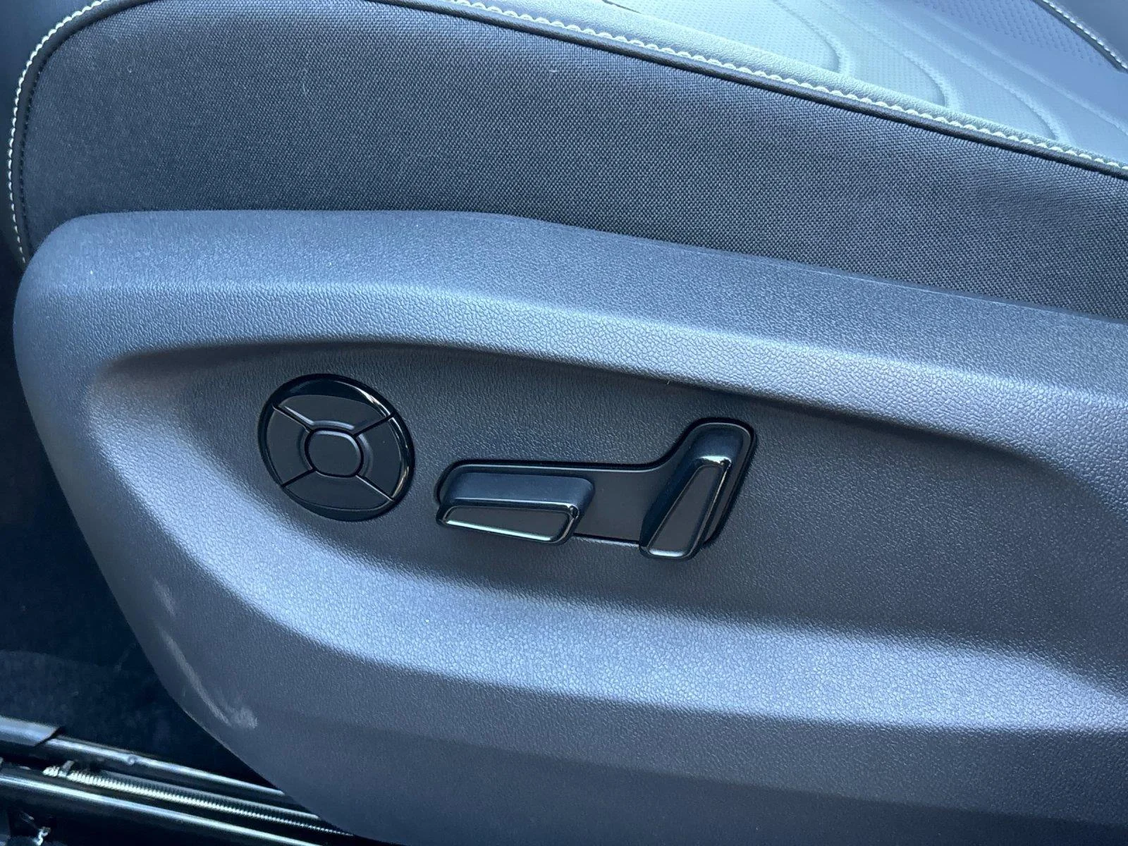 New 2026 Deep Black Pearl Volkswagen SE image 15