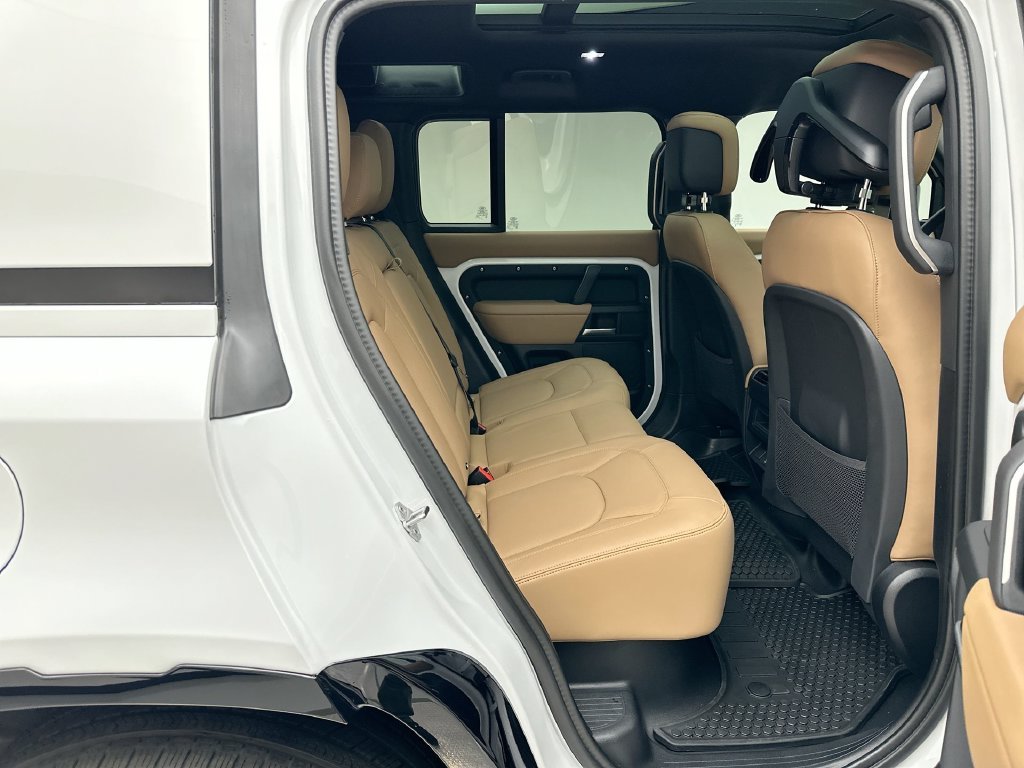 New 2026 Fuji White Land Rover X-Dynamic SE image 7