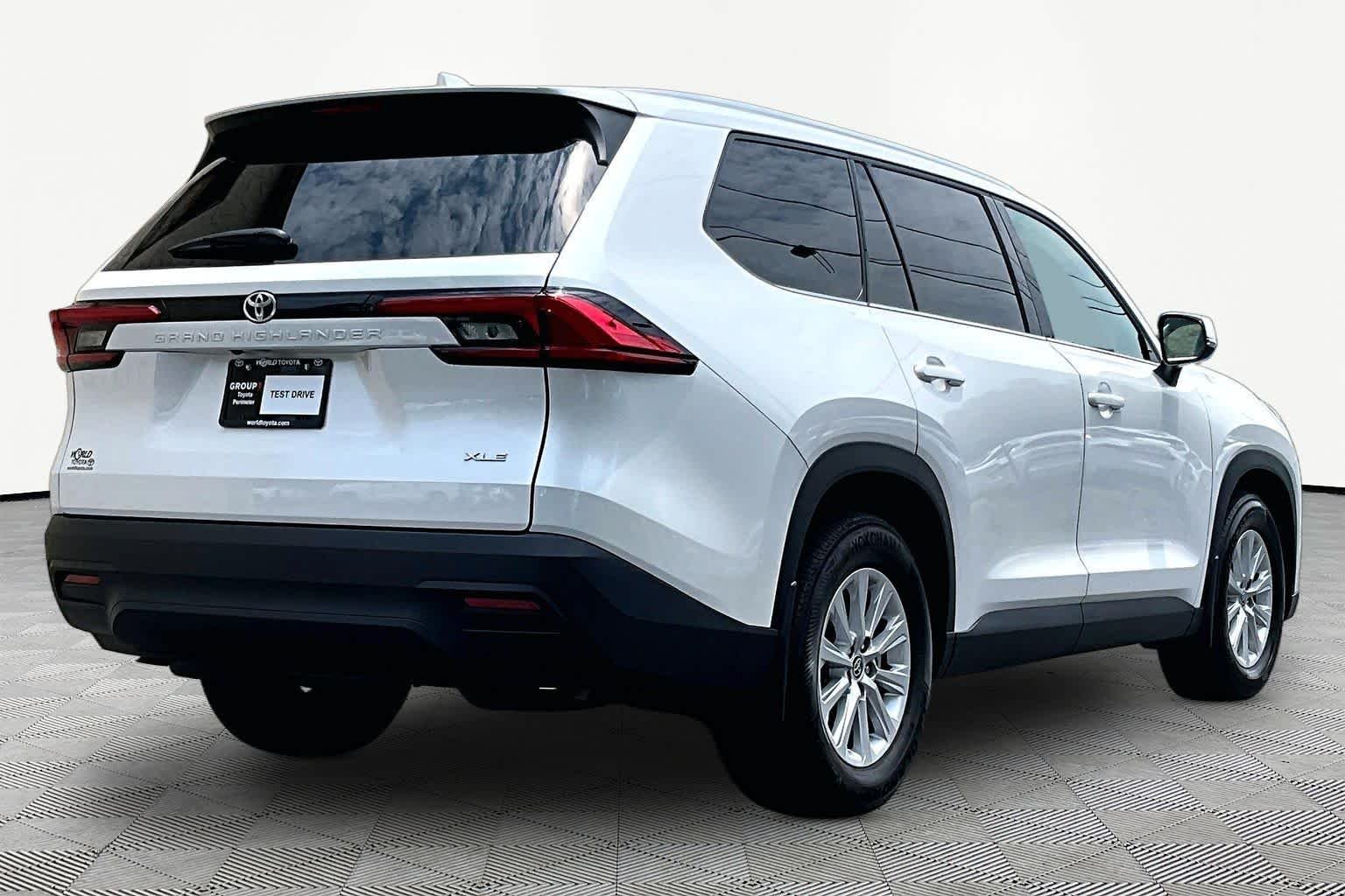 Used 2024 Wind Chill Pearl Toyota XLE image 13