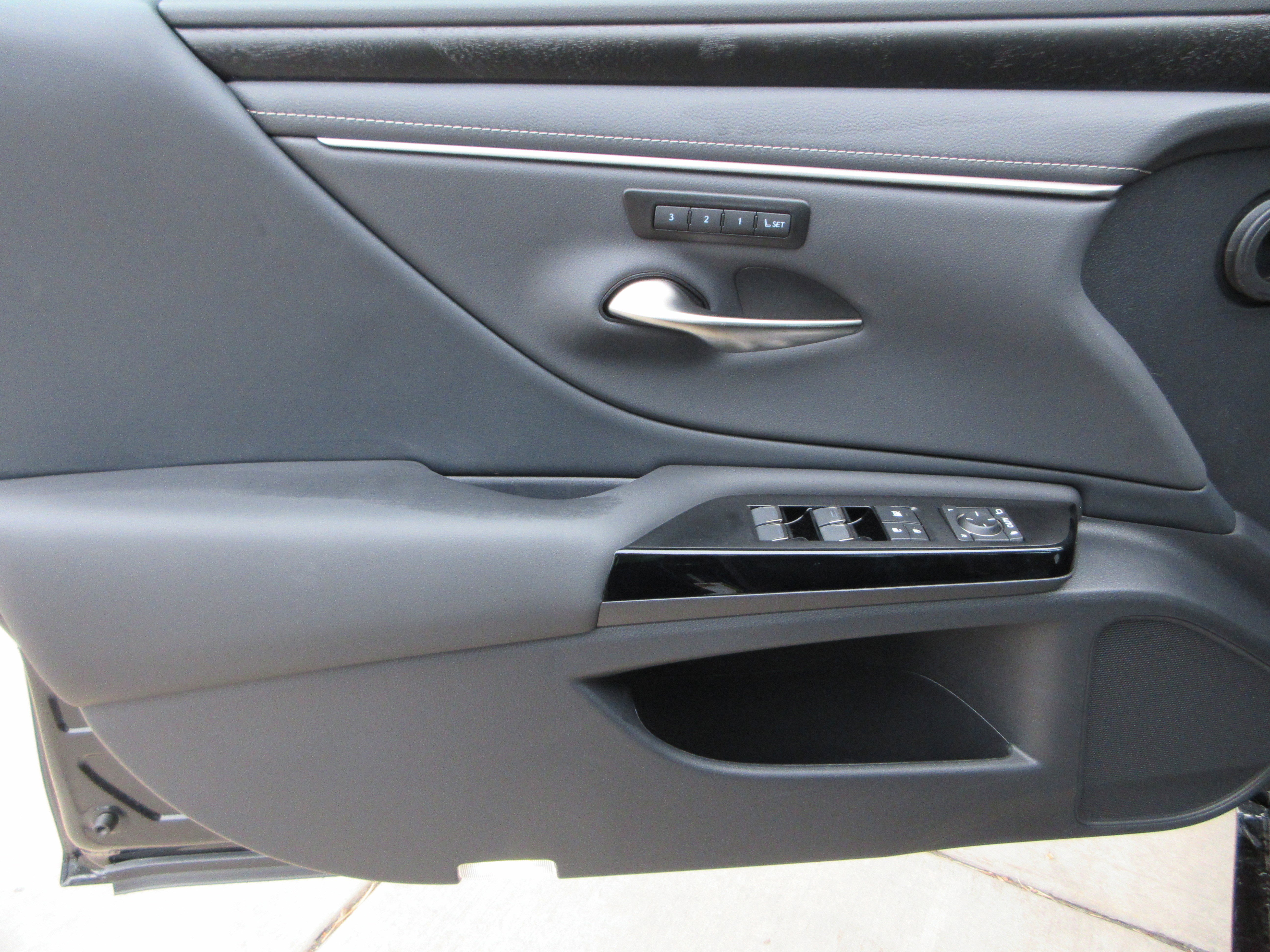 2025 Lexus ES 350 - Photo 25