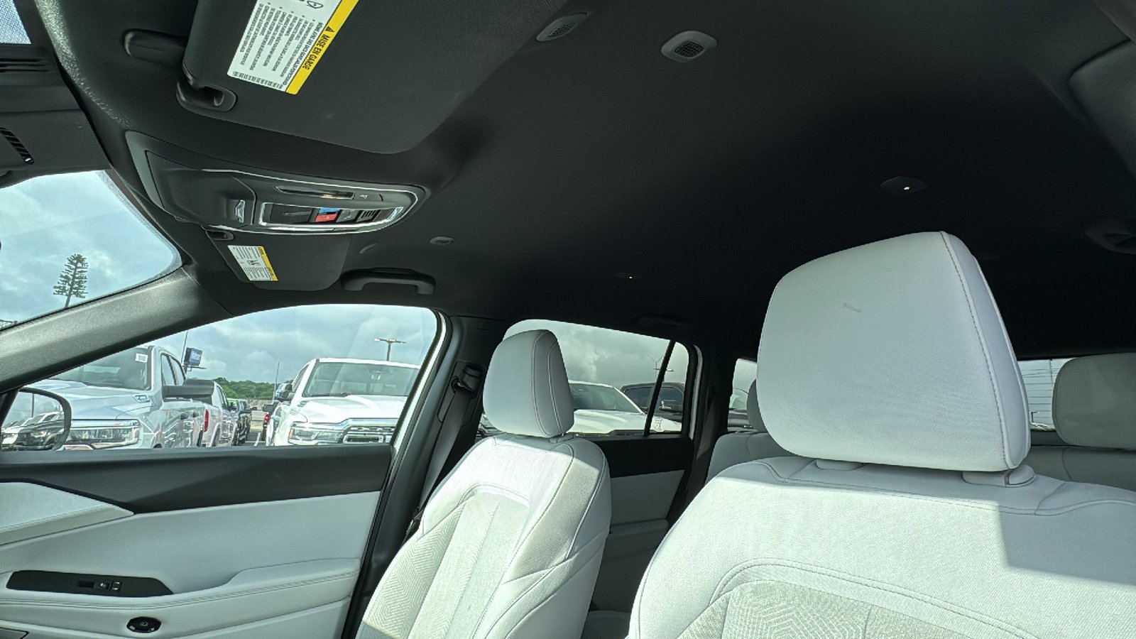 New 2026 Bright White Clear-Coat Exterior Paint Jeep Laredo image 14